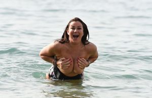 Liza lapira topless